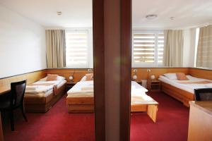 سرير أو أسرّة في غرفة في Hotel Tabor Maribor