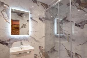 a bathroom with a sink and a mirror at Three Eagles Hotel&Restaurant and Garden Bar in Llangollen