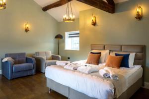 a bedroom with a large bed with towels on it at Three Eagles Hotel&Restaurant and Garden Bar in Llangollen