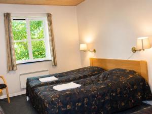 a hotel room with two beds and a window at Femo Kro & Feriecenter by DanCenter in Nørreby