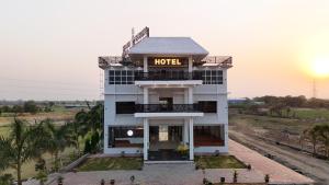 a hotel with a sign that reads hotel at Shaahi Resort Harda in Bhunās