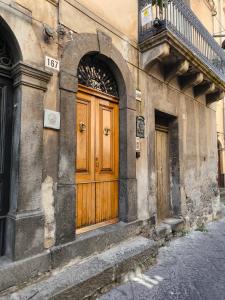 a wooden door on the side of a building at la casa del viaggiatore in Bronte