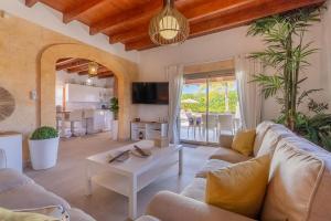 a living room with a couch and a table at Villa Agueda in Muro