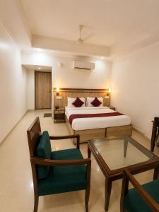 a hotel room with a bed and a coffee table at May Fair in Mandi