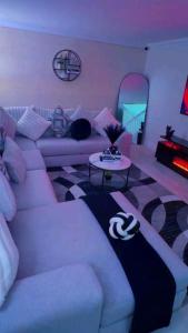 a living room with a white couch and a table at ابراج الصفوه الذهبيه 1 in Cairo
