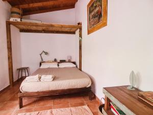 a bedroom with a bed and a table at Casa do Avô António in Bensafrim