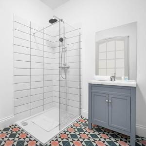 a bathroom with a shower with a sink and a mirror at Modern 3 Bed Townhouse - Wolverhampton Centre - Gated Development - Bedroom TV 1CO in Wolverhampton