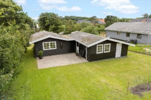 an aerial view of a house with a yard at LF622-Hurup-Bakkesiden-22 in Hurup