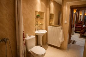 a small bathroom with a toilet and a sink at Siena in Preveza