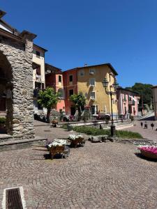 a cobblestone street with tables and buildings in a town at Superiore 33 room apartment in Pignone