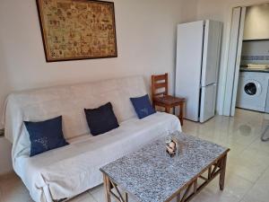 a living room with a white couch and a table at Apartamento Playasol in Vícar
