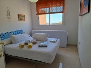 a small room with a bed and a couch at Apartamento Playasol in Vícar