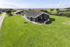 an overhead view of a house on a green field at LF550-Vestervig-Ingersvej-20 in Vestervig