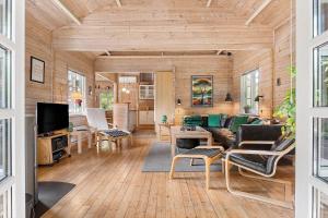a living room with a couch and a table at LF16183-Logstor-Monasvej-1 in Løgstør