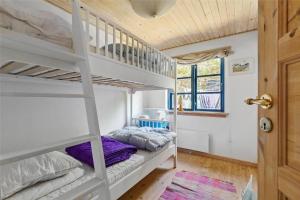 a bedroom with two bunk beds and a door at 16642-Farevejle-Vindekilde-Strandvej-30 in Fårevejle