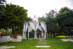 ein Pavillon in einem Park mit Stühlen und Blumen in der Unterkunft Monte Vedetta in Sliven
