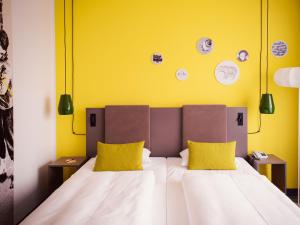 Ein Bett oder Betten in einem Zimmer der Unterkunft Vienna House Easy by Wyndham Berlin Prenzlauer Berg