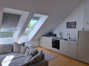 a living room with a couch and a kitchen at Zum Nussbaum Wohnung Walnuss 86 qm 2 Schlafzimmer alles neu renoviert in Gerstetten