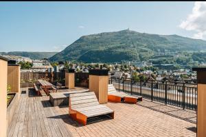 a balcony with benches and a view of a mountain at Modern Apartment Bergen Centrum in Bergen
