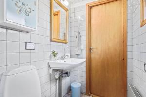 a bathroom with a toilet and a sink at 16615-Farevejle-Alfestien-10 in Fårevejle