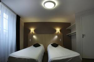 Postel nebo postele na pokoji v ubytování Hotel De L'Abbaye