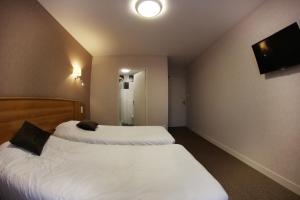 Postel nebo postele na pokoji v ubytování Hotel De L'Abbaye
