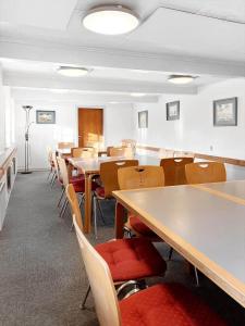a classroom with tables and chairs and a room with tables and chairs at 0397-Romo-Engvej-40 in Høm