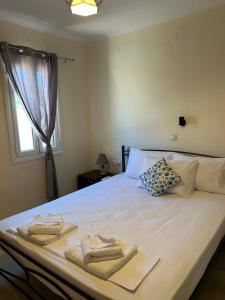 a bed with towels on it with a window at Casa di Nonno in Alikanas