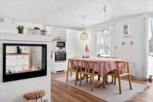 a kitchen and dining room with a table and chairs at LF16240-Logstor-Mollysvej-10 in Løgstør +16 photos