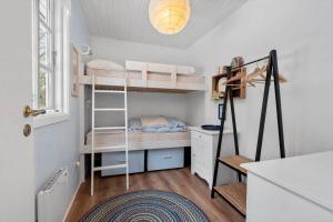 a small room with bunk beds and a desk at LF16240-Logstor-Mollysvej-10 in Løgstør