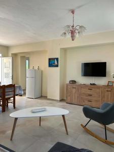 a living room with a tv and a coffee table at Casa di Nonno in Alikanas