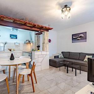 a living room with a couch and a table at Apartmani Mila in Ubli