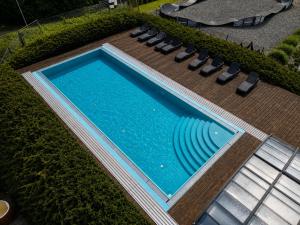 an overhead view of a swimming pool with lounge chairs and sidx sidx at Hotel Bardo in Bardo