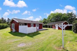 a red and white house on a grass field at LF16103-Farso-Kjeldhoj-103 in Farsø +11 photos