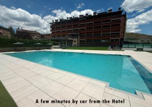 Bazén v ubytování Hotel Parada Puigcerda nebo v jeho okolí