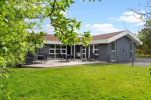 an exterior view of a house with a yard at LF634-Vestervig-Gunhildsvej-54 in Vestervig