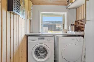 a laundry room with a washing machine and a window at LF320-Hurup-Thy-Skraningen-9 in Doverodde