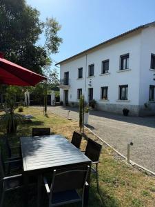 a table and chairs in front of a building at la Pause Pyrénées in Maubourguet