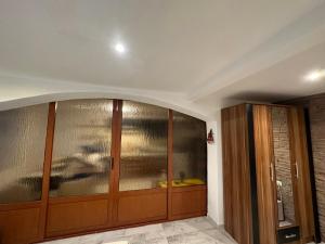 a room with wooden doors and a wall at Yasmin Breeze Apartment in Nerezine