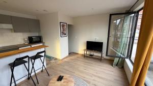 a kitchen with two chairs and a counter in a room at Duplex Signature - Downtown - Sens in Sens +5 photos