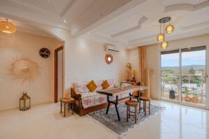 a living room with a couch and a table at appartement chaleureux essaouira in Essaouira
