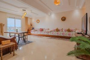 a living room with a couch and a table at appartement chaleureux essaouira in Essaouira