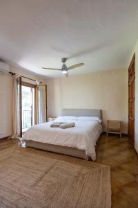 a bedroom with a large bed with a ceiling fan at Javea Vedat by Concept Flats in Jávea
