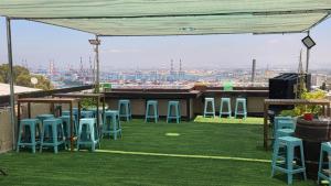 eine Gruppe von Stühlen und Tischen auf einem Dach in der Unterkunft Hotel Loui Talpiot in Haifa