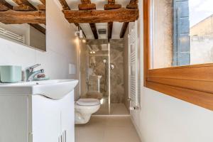 a bathroom with a toilet and a sink at Rialto Charm Boutique in Venice