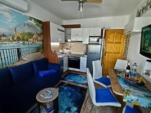 a kitchen with a living room with a fish floor at Riviera Apartman in Hajdúszoboszló