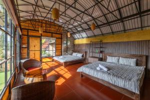 a bedroom with two beds and a couch in a room at Sunset Valley Dalat in Khu Chi Lăng
