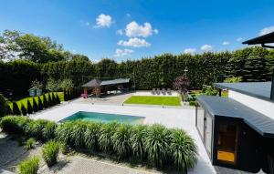 ein Garten mit Swimmingpool und Pflanzen in der Unterkunft Lumax in Gryfice