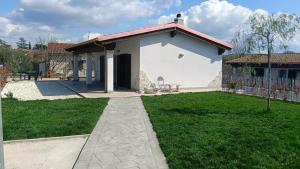 a house with a green lawn in front of it at Oasi 29 in Morlupo