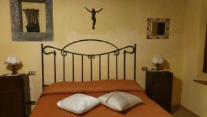 a bedroom with a bed with two pillows on it at Agriturismo Podere dei Venti in Piancastagnaio